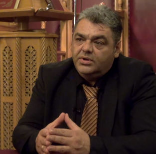 Ο  πρωτοψάλτης του Ι. Ν. Αγίας Βαρβάρας Πατρών και Καλλιτεχνικός Διευθυντής της Σχολής Βυζαντινής Μουσικής της Ιεράς Μητροπόλεως Πατρών κ. Δημήτριος Γαλάνης
